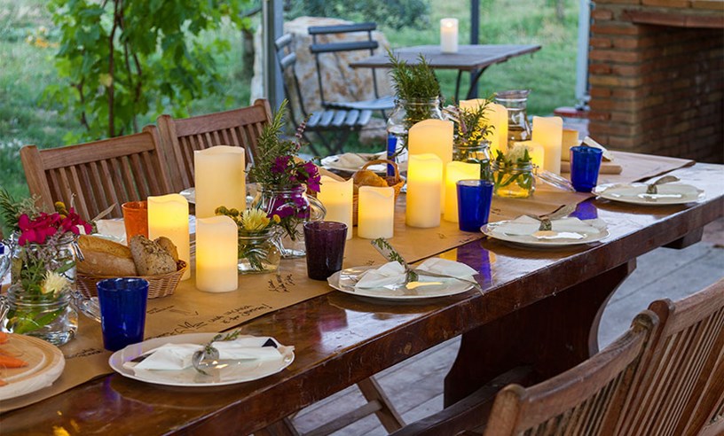 centro de mesa con velas y flores silvestres