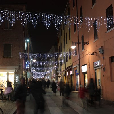Eiszapfen Lichterkette beleuchten die Stadt an Weihnachten