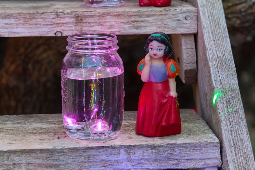 Lumieres colorees dans des pots en verre pour une fete d enfants