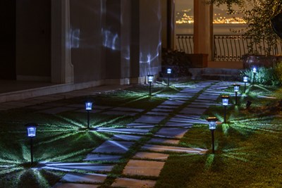 Vialetto in giardino decorato con lampioncini solari