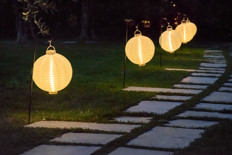 Lanterne cinesi appese in giardino lungo un vialetto