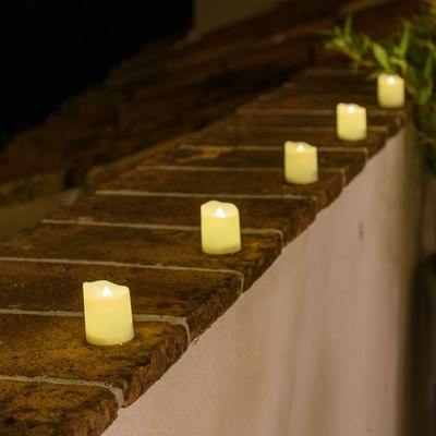 Petites bougies led sur un muret de terrasse le soir