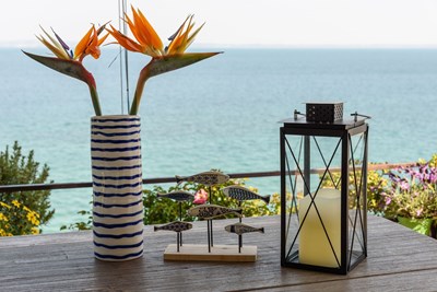 Table de terrasse avec lanterne noire design plus d&eacute;co marin