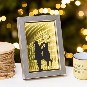 Portarretratos plateado con Papá Noel y reno, efecto Infinity Mirror, 12 x h. 17 cm, pilas y USB, led blanco cálido