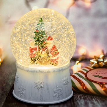 Bola de Cristal con base blanca, purpurina brillante en el agua y Papá Noel con árbol, h. 17 cm, led blanco cálido, a pilas