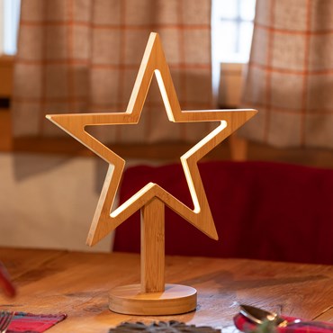 Estrella con base de madera natural Design Wood Light, h. 37cm, led blanco cálido, a pilas