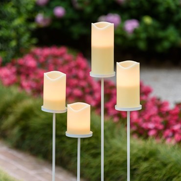 4 LED-Wachskerzen Ø 7,5 cm mit weißem Kerzenhalter