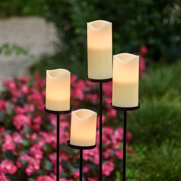 4 LED-Wachskerzen Ø 7,5 cm mit schwarzem Kerzenhalter