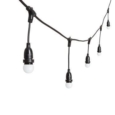 Catena 5 m con 8 lampadine led pendenti da 1,2 Watt a globo Ø 45 mm in plastica bianca, h. 30 cm, cavo nero, prolungabile