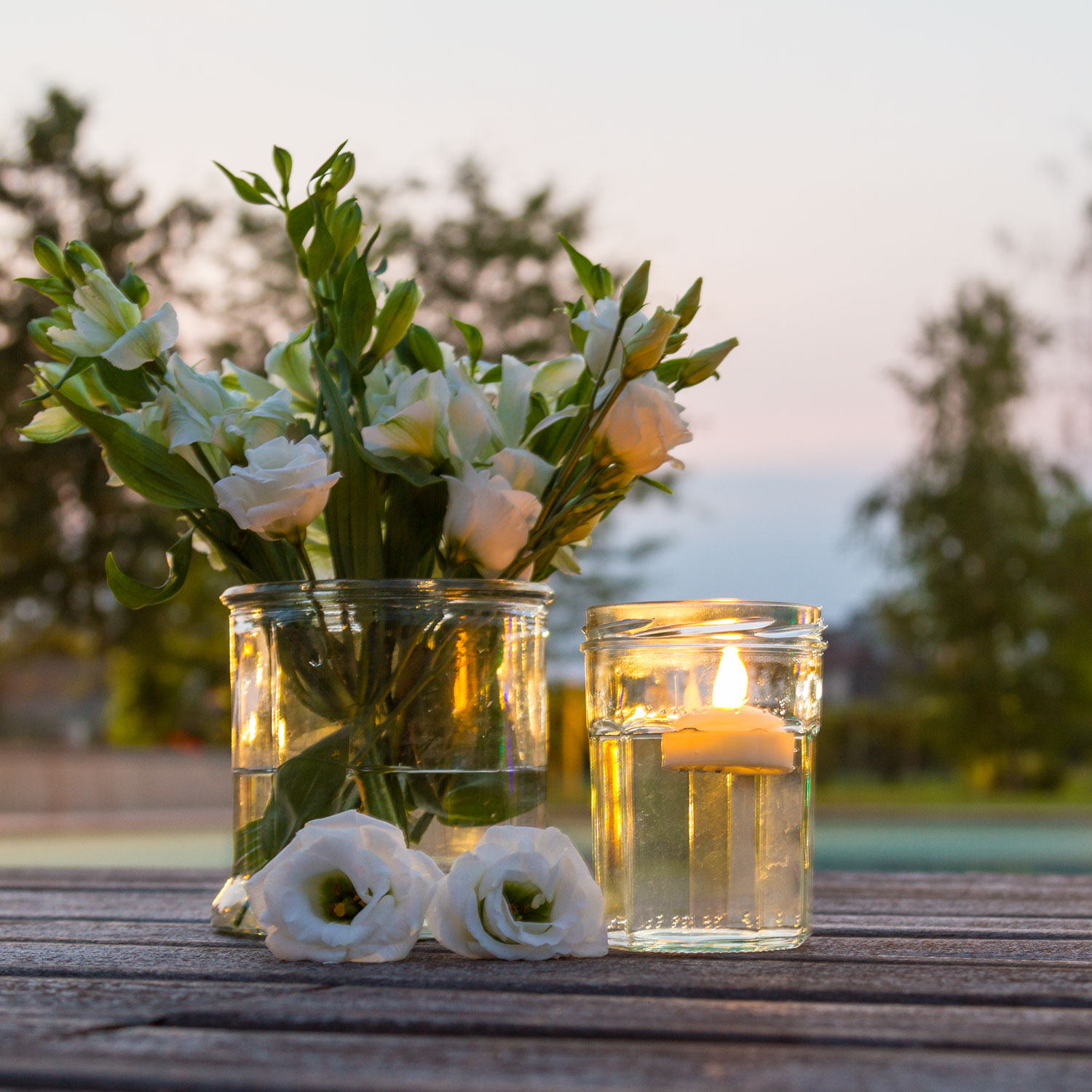 Decorations mariage avec fleurs et petites bougies dans l eau