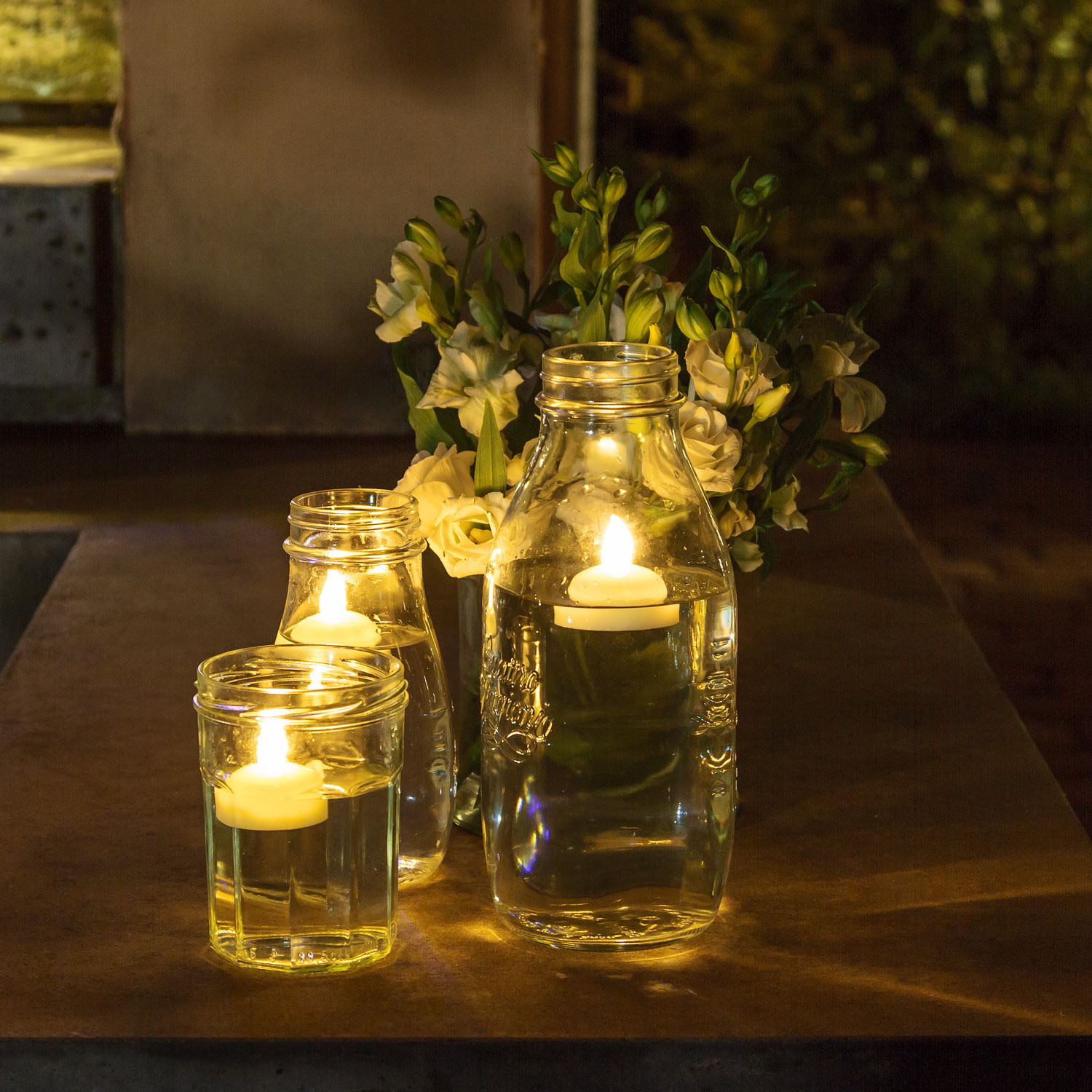 Decoration mariage avec des bougies chauffe plat led dans l eau avec des fleurs
